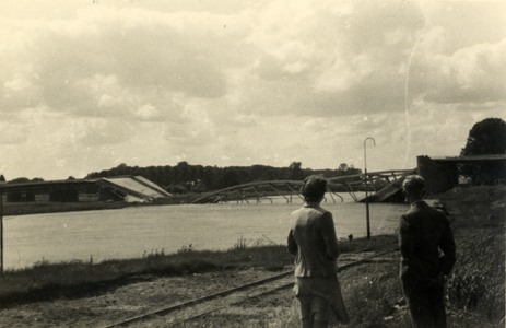 605155 Gezicht op de door oorlogshandelingen vernielde verkeersbrug over de IJssel bij Deventer.